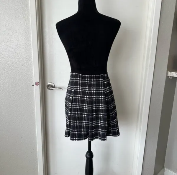 Lux LA Women’s Plaid Mini Skirt Black Size Medium - Image 2