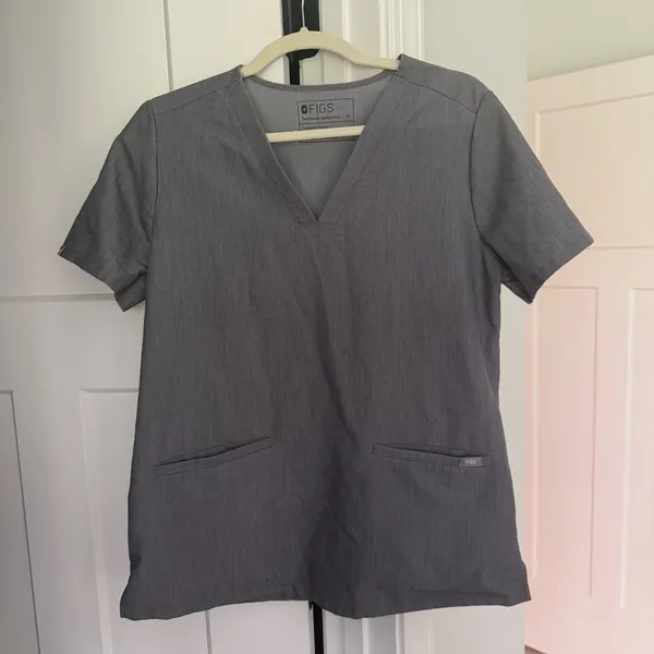 Figs Casma Three-Pocket Scrub Top gray short‎ sleeve v neck pocket - Image 2