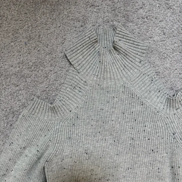 Vero Moda Light Gray Speckled Cold-Shoulder Ribbed Turtleneck Sweater - Image 2