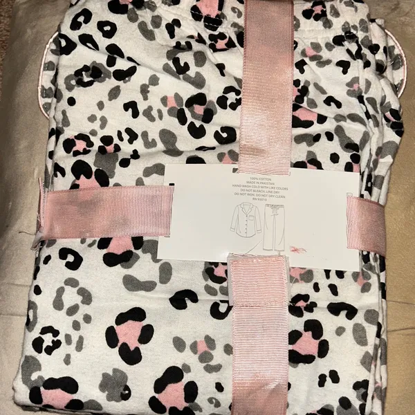 kathy ireland leopard print 2-piece pajama set size large NWT - Image 4