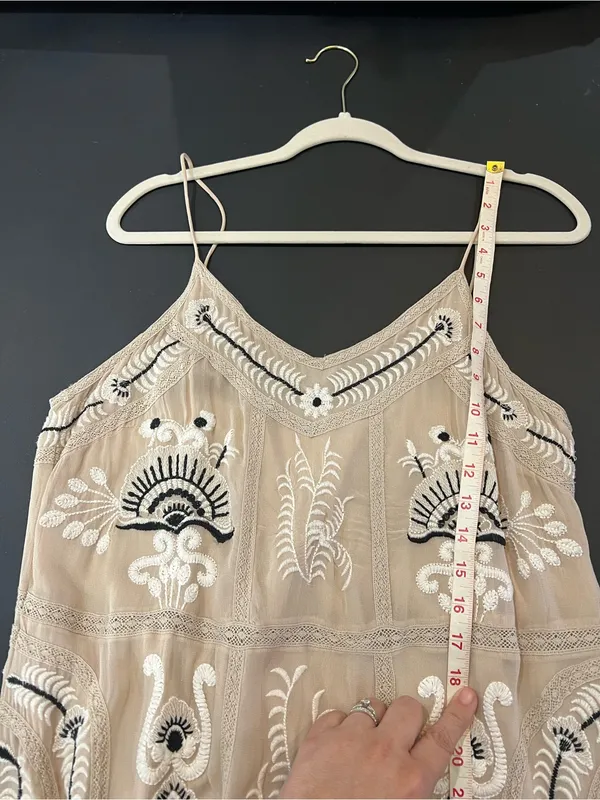 Maeve size med Beige Lace Embroidered Slip Dress with Black Accents - Image 10