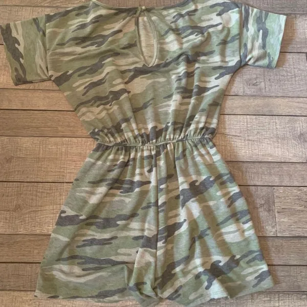 Francesca’s camo print romper Size M - Image 5
