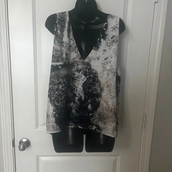 Women's‎ Marble Print V-Neck Sleeveless Blouse Top 1X - Image 2
