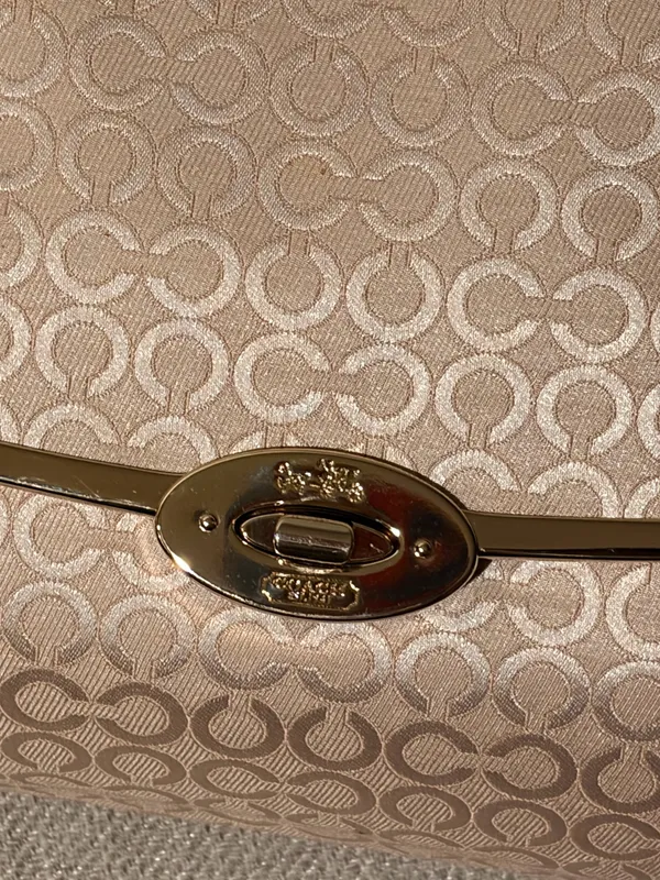 COACH Madison Turnlock 2way Handbag Elegant Signature Gold Hardware Finish ✨ - Image 4