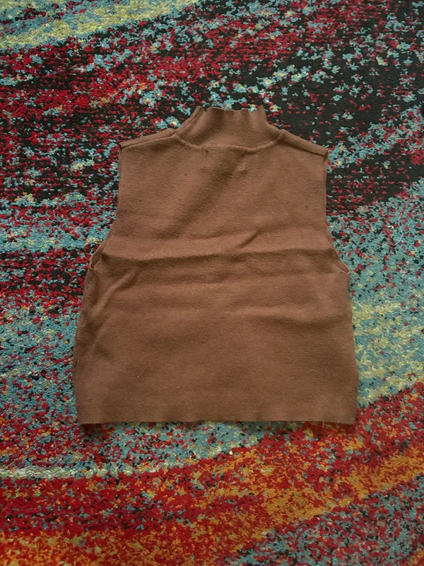 Brown sleeveless crop top - Image 3