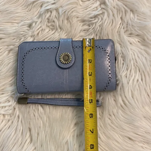 Women’s Wallet/ Wristlet BNWOT color light blue so many cards space see photos - Image 9