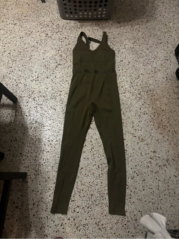 Fabletics Motion 365 onesie in olive green features a racerback design - Image 3