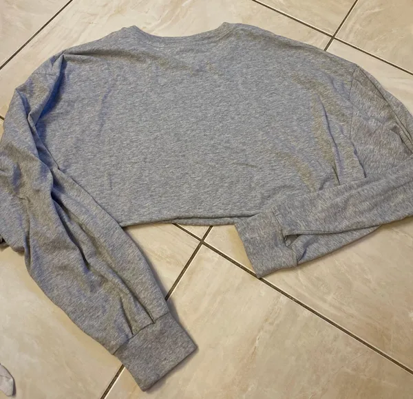 Aritzia TNA cropped Long Sleeve Top Size Large Gray - Image 4