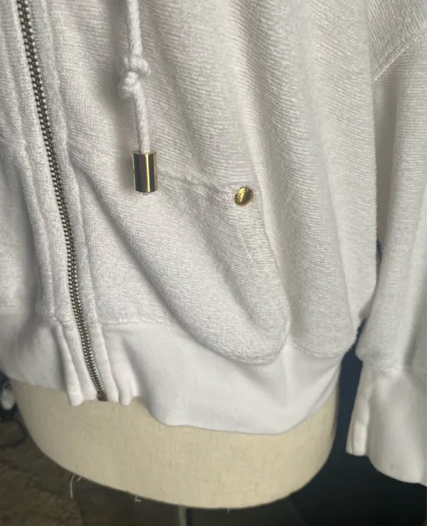 JUICY COUTURE-WHITE ZIP FRONT HOODIE-WOMENS SIZE SMALL Cozy white hooded zip-up jacket with drawstrings. Perfect for casual wear, 3/4 sleeves, gold hardware, J zipper pull, 100% cotton, has stretch, excellent condition Measurements: Bust: armpit to armpit 23-25 inches Length: shoulder seam to bottom 20 inches - Image 6