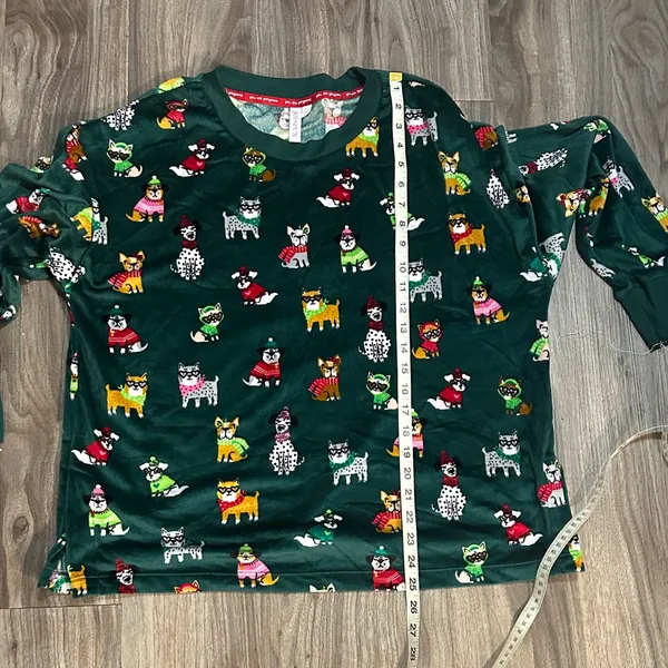 Festive Green Pajama Set for Women - Image 8