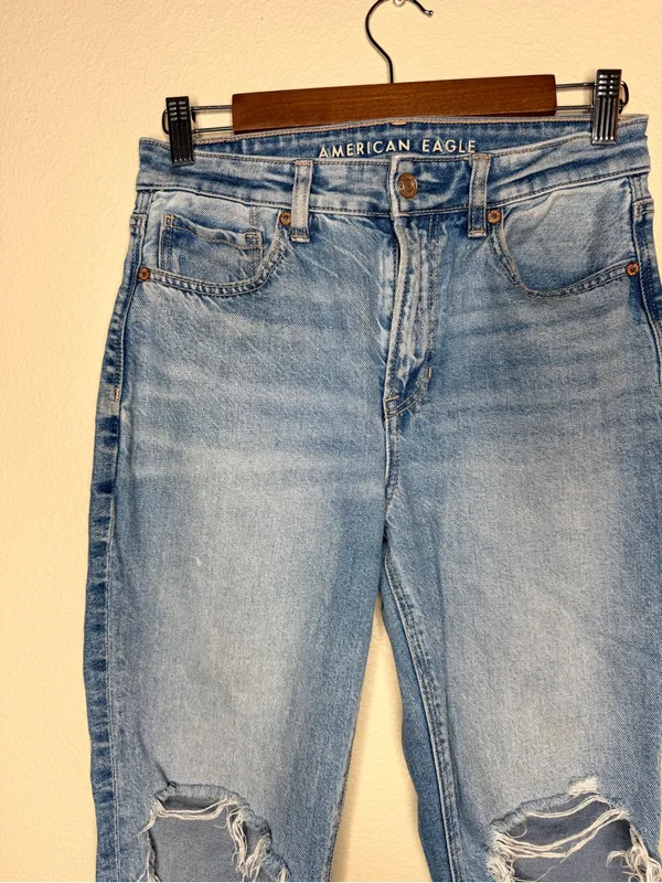 American Eagle Women Distressed Light Wash High Waisted Mom Jeans 2 Short Denim - Image 3