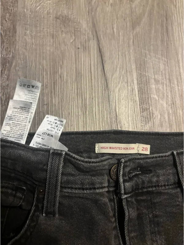 Levi’s Mom Jeans High-Waisted - Image 3