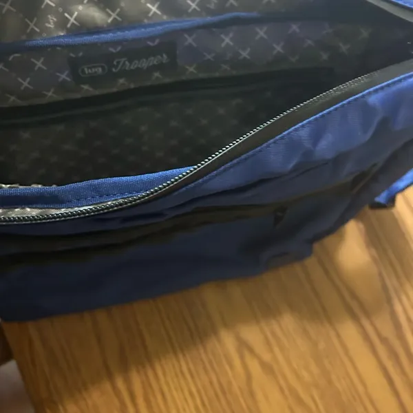 Lug Trooper Large 13.5” Travel Bag Purse Blue and Black w/ Adjustable Strap NWOT - Image 4