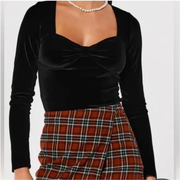 Hollister velvet long sleeve sweetheart top size medium - Image 6