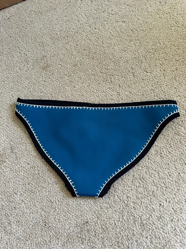 Triangl crochet trim neoprene bikini bottoms - Image 4