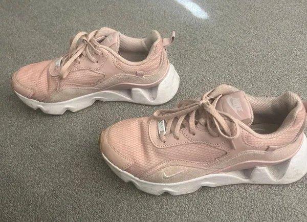 Nike Pink Tennis Shoes - Image 2