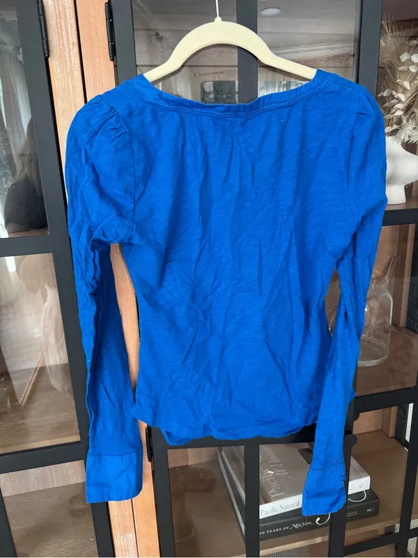 By Anthropologie Long Sleeve Ruched Top vneck cobalt royak blue crop tee - Image 3