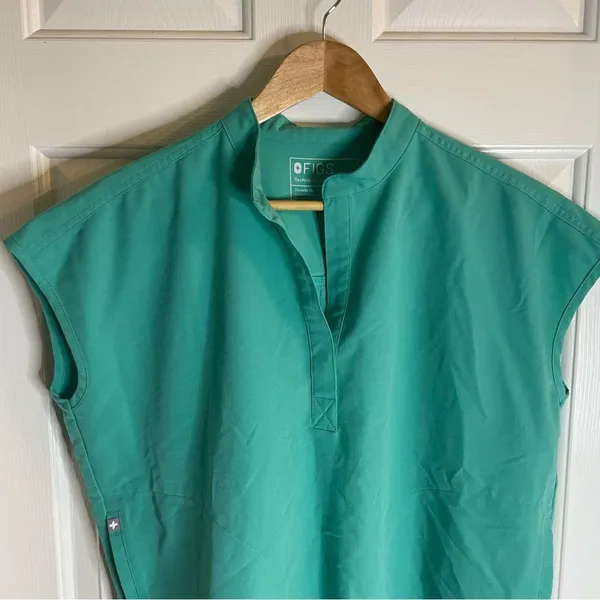 Figs Technical collection Women's Scrub Top with Pockets Size Small surgical green - Image 3