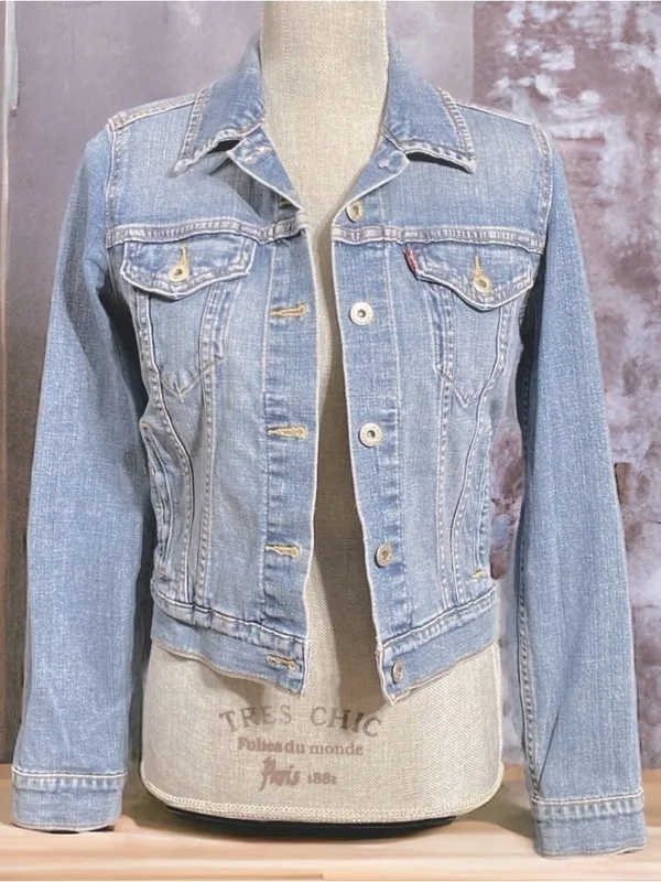 Levi's Original Trucker Jacket 
Medium Wash size Small - Image 4