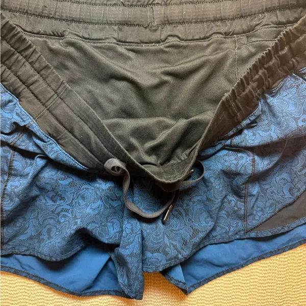 Lululemon Hotty Hot Short Black Blue 8 Women's Mini Park Lace Multi Black - Image 3