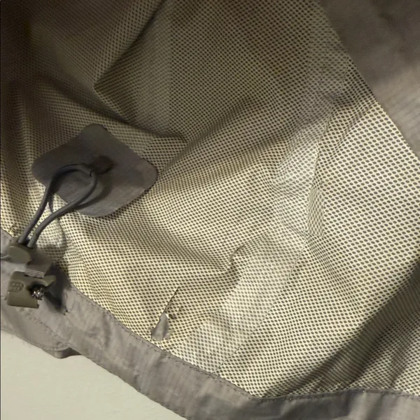 Patagonia Light Gray Hooded Jacket - Image 4