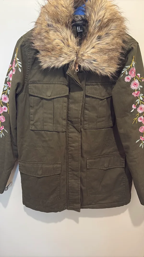 Embroidered Floral Green Jacket with Faux Fur Collar - Image 2