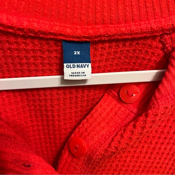 Old Navy Henley slightly cropped waffle knit top - Image 3