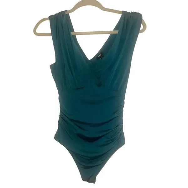 ✨EXPRESS Green Body Contour Double Layer Empire V Neck Sz XS Bodysuit✨ - Image 6