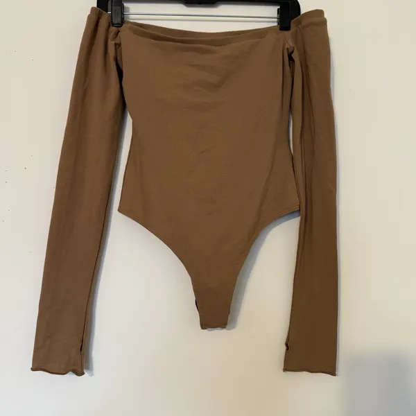 Princess Polly Women’s Size 2 Tan Brown Off The Shoulder Long Sleeve Bodysuit - Image 3