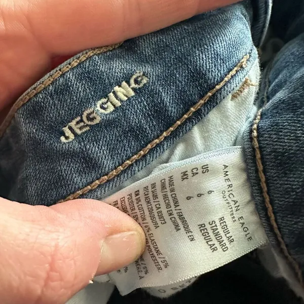 American Eagle distressed stretchy size 6 normcore jeggings - Image 3