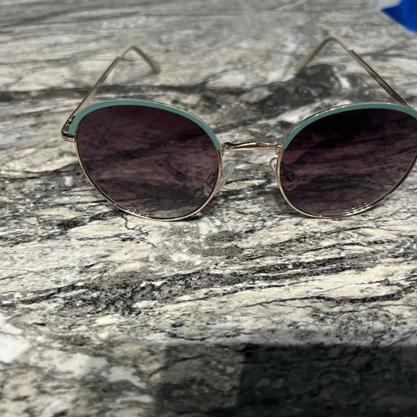 Chic Green and Gold Sunglasses - Image 10
