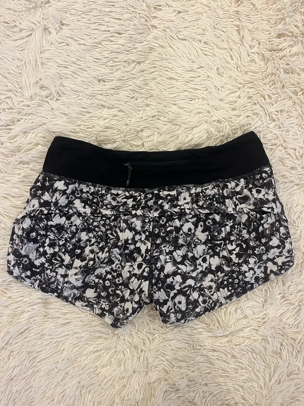 Lululemon Shorts Speed Up 2.5" - Image 2