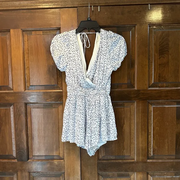Altar'd State Floral Romper XS White‎ Purple Ditsy Puff Sleeve V-Neck Smocked - Image 2