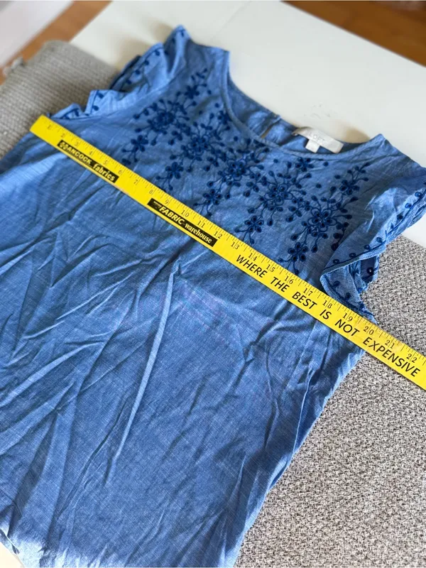 LOFT Chambray Blue Cotton Embroidered Flutter Sleeve Top Sz Medium - Image 7