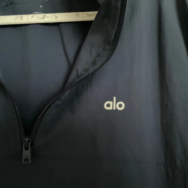 Alo Yoga Light Weight Takeaway Track Pullover Navy M - Image 3
