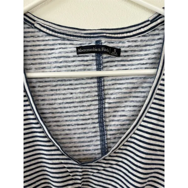 Abercrombie & Fitch Women's‎ Striped Crop Top Black V-Neck Size S - Image 2