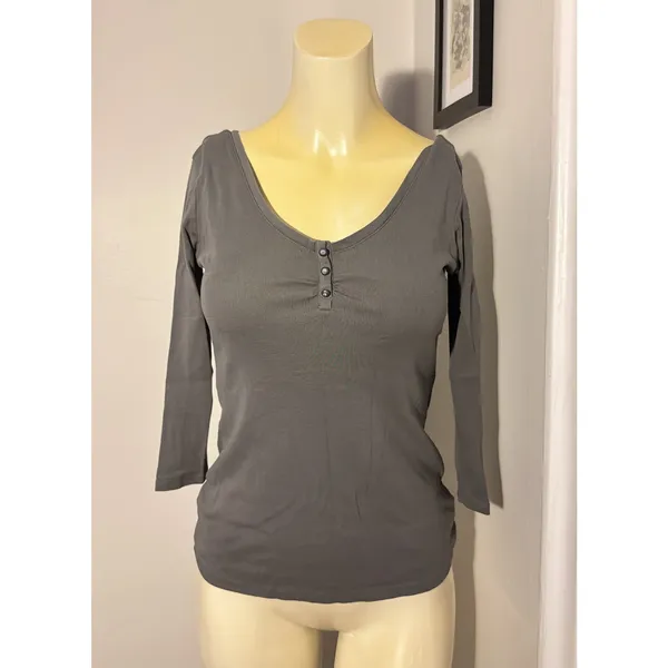 Guess size small grey long sleeve shirt v neck 3/4 sleeve 3 diamond rhinestones - Image 2