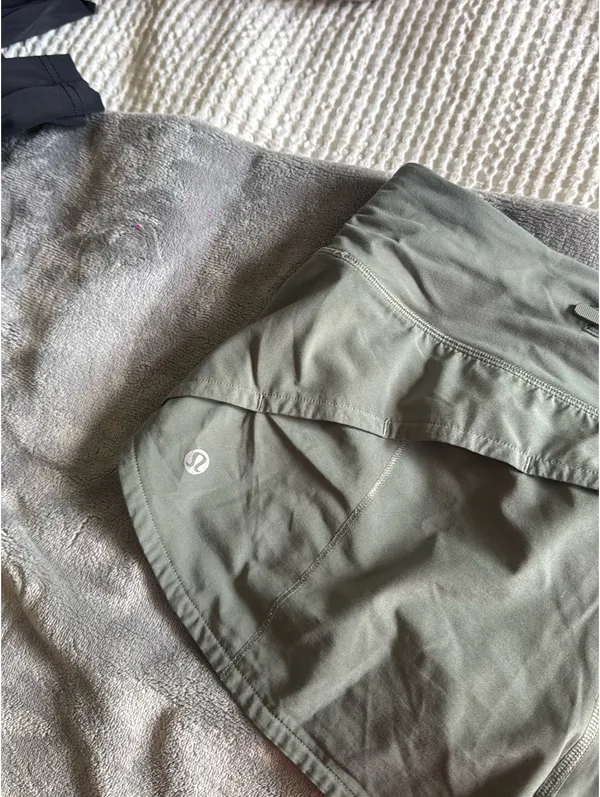 Lululemon Shorts 2.5" - Image 2