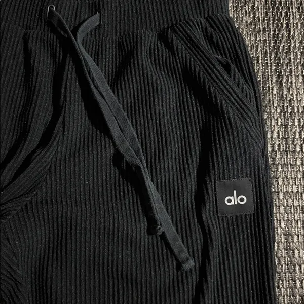 Alo Yoga Muse Jogger Size Small - Image 3