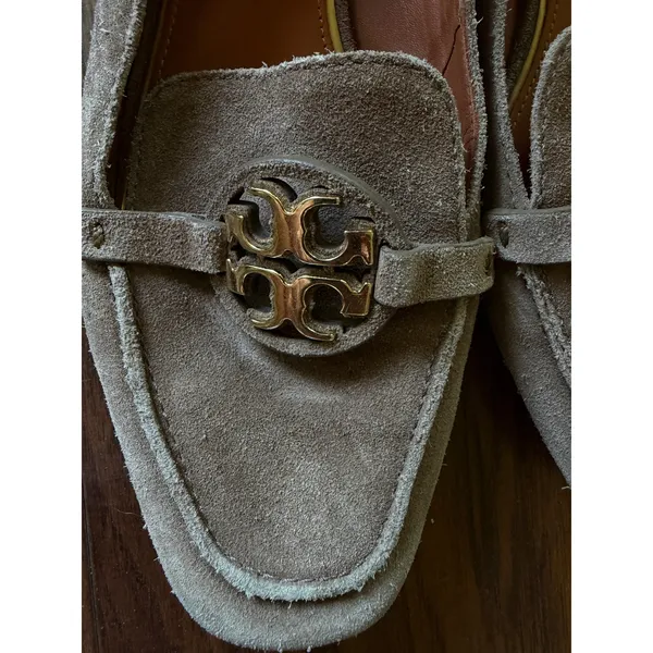 Tory Burch Suede Loafers Taupe Gold Logo Driving Moc Flats Size 8 - Image 2