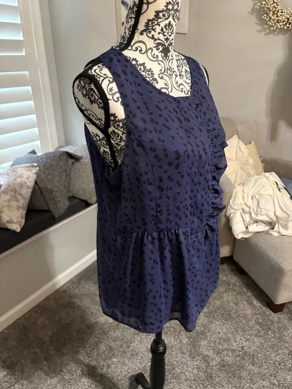 Gap size medium sleeveless top in navy blue - Image 3