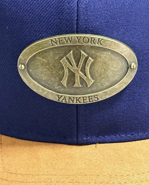 Mitchell & Ness MLB New York Yankees Metal Logo Tag Snapback Hat - Image 4