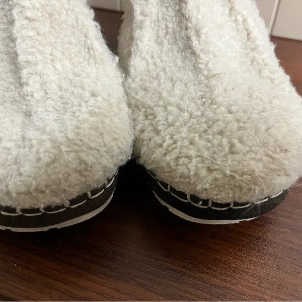 L.L. Bean women’s Sherpa slippers size 10 medium - Image 2