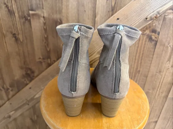 DV by Dolce Vita Women’s Size 7 Taupe FauxSuede Ankle Booties Block Heel - Image 4