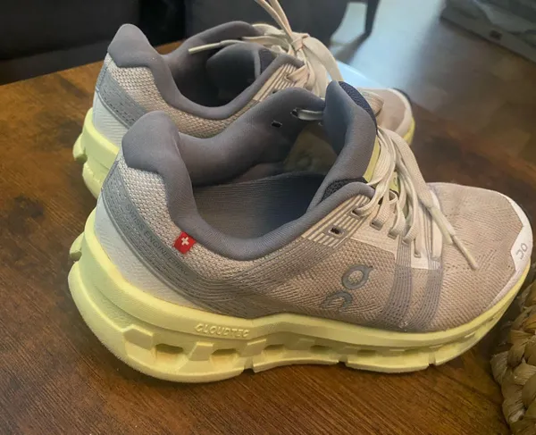 ON WOMEN CLOUDGO Frost/Hay Running Shoes - Image 4