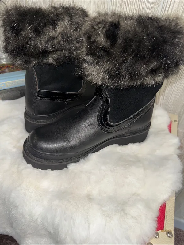 Ariat Fatbaby Black Faux-Fur Cuff Winter Boots - Image 9