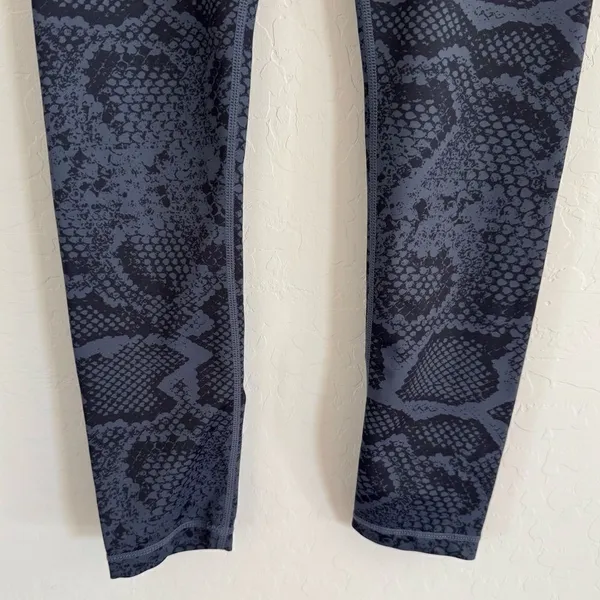 Anthropologie All Fenix Leggings Medium High Rise 7/8 Yoga Blue Snake Print M - Image 6