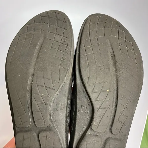 Oofos oolala sandals size 11‎ gold black - Image 9