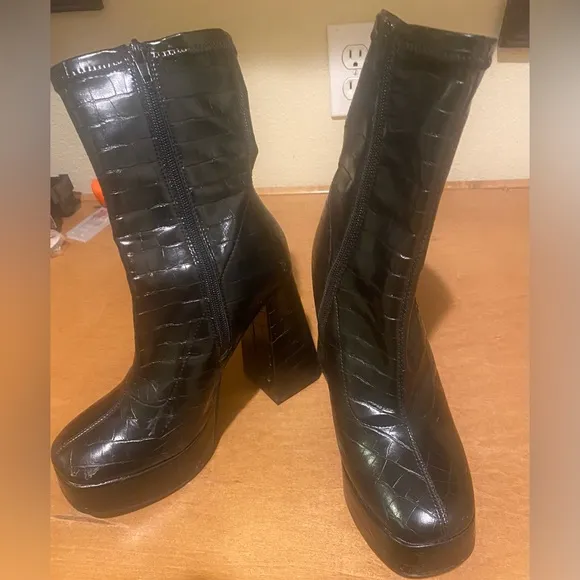 Ladies trendy platform boots size 8 excellent condition black faux crocodile - Image 2