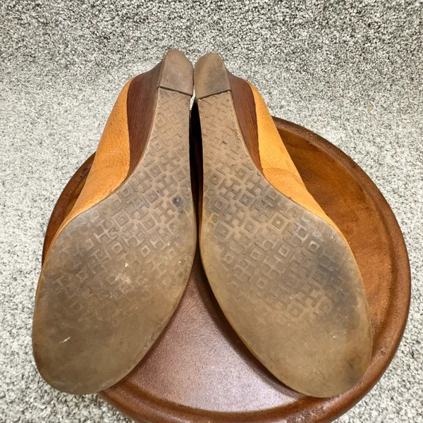 Tory Burch Brown Leather Loafers with Gold Emblem - Image 6
